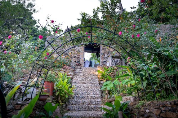 استفاده از قلوه سنگ ها در تزیینات باغ